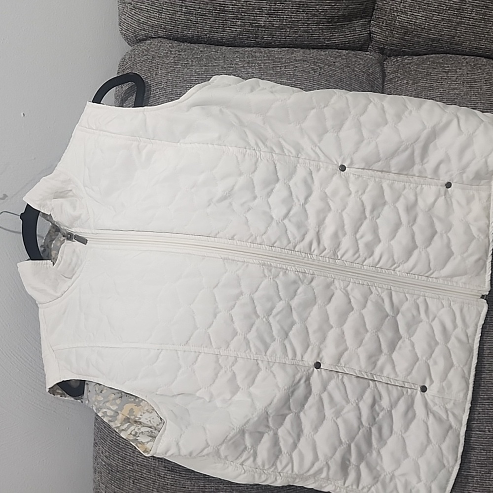 Reversible quilted cream / blue grey  animal print vest. Pockets on both sides